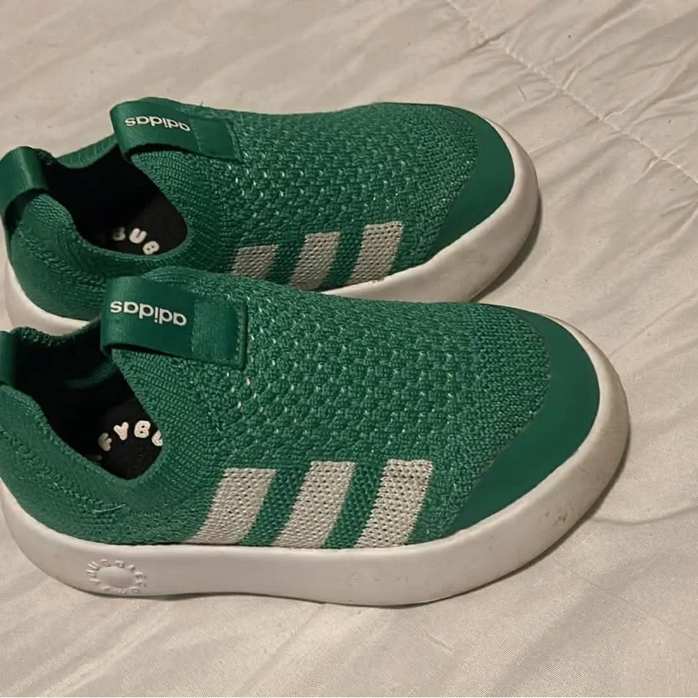 adidas Kids Green Slip-On Knit Sneakers with White Stripes tenis deportivo
